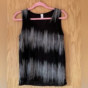 Jones New York Sleeveless top. Black and White modern design. Size M